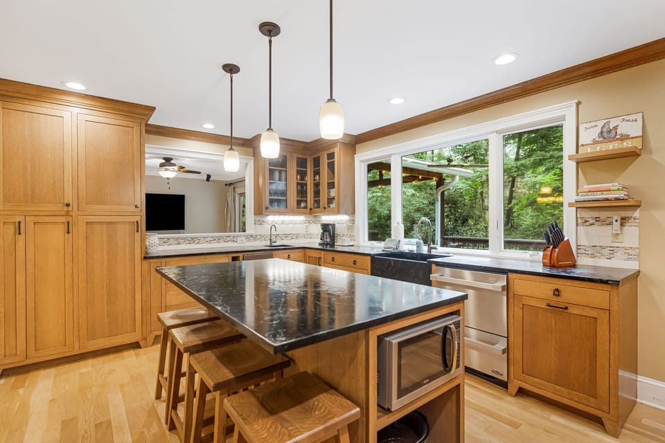 Chef's Gourmet Kitchen w/ Breakfast Bar Seating