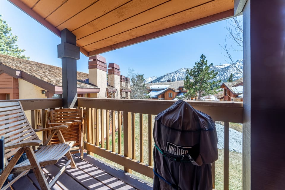 Private deck w/ BBQ and Mountain Views