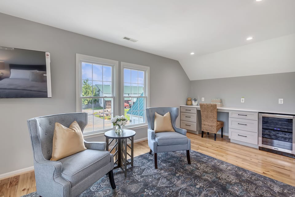 Master Bedroom1 Sitting area with wine chiller 