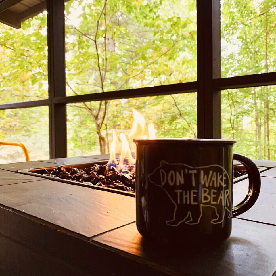 Enjoy the gas fire pit on the screened in porch! Beautiful views!!