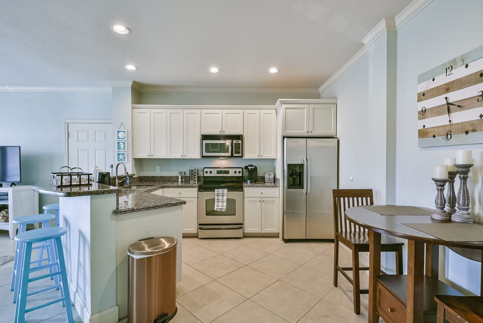 Kitchen & dining area