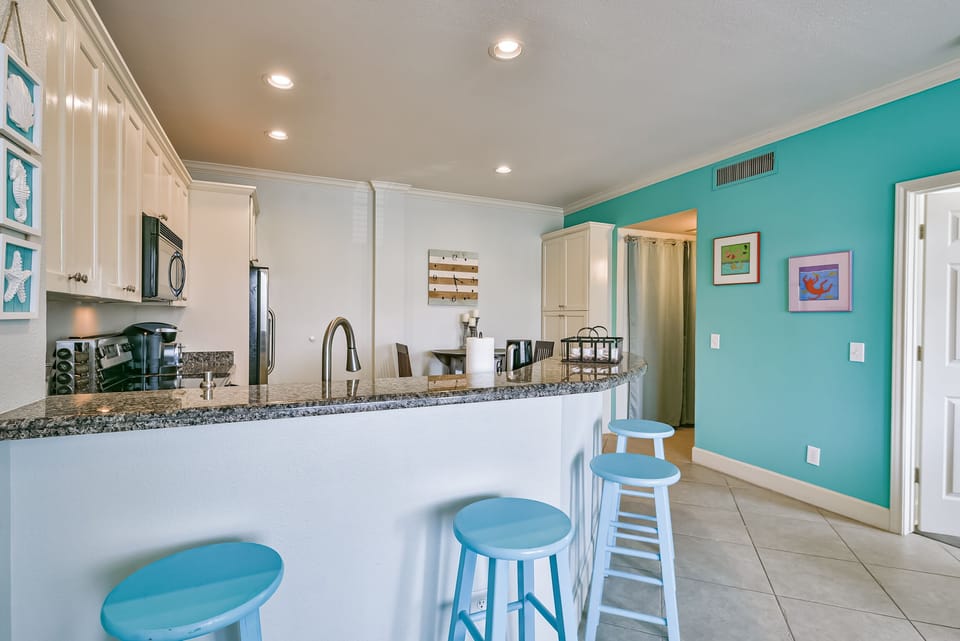 Kitchen & dining area