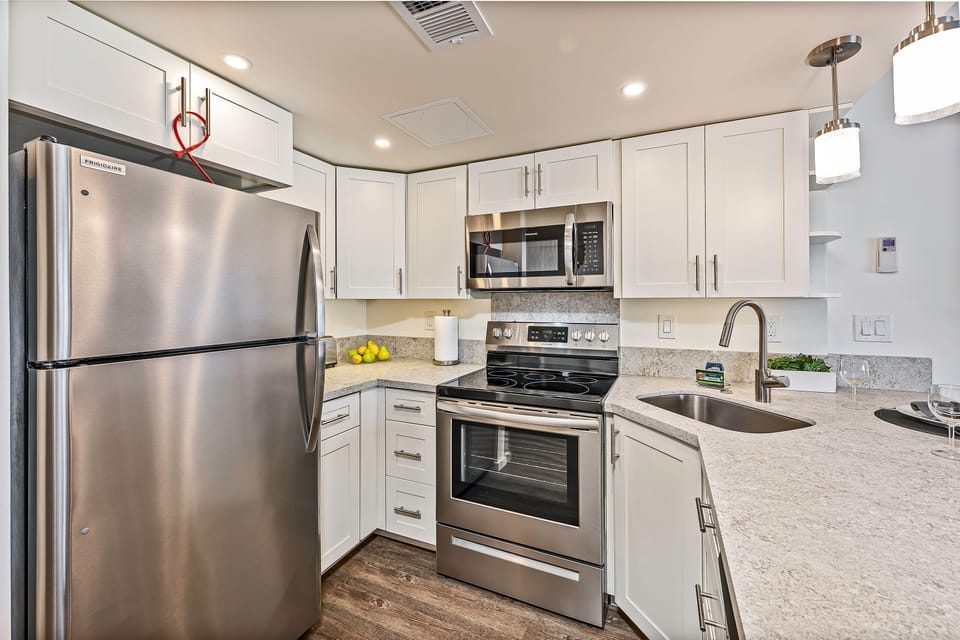 Kitchen with a Full Size Refrigerator and Lots of Cabinet Space - Kitchen with a Full Size Refrigerator and Lots of Cabinet Space
