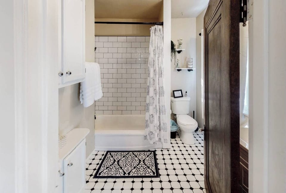 Cute Bathroom with Tub/ Shower Combo