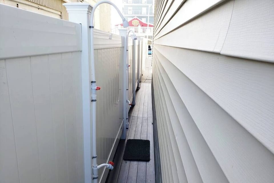 Outdoor rinsing station SHARED BY OTHER GUESTS