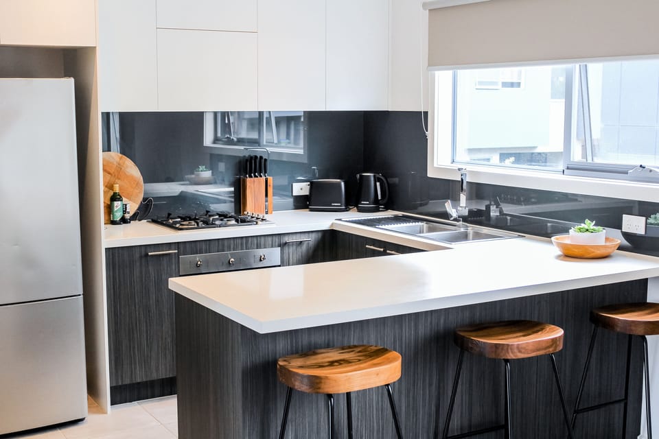 Fully equipped kitchen & breakfast bar