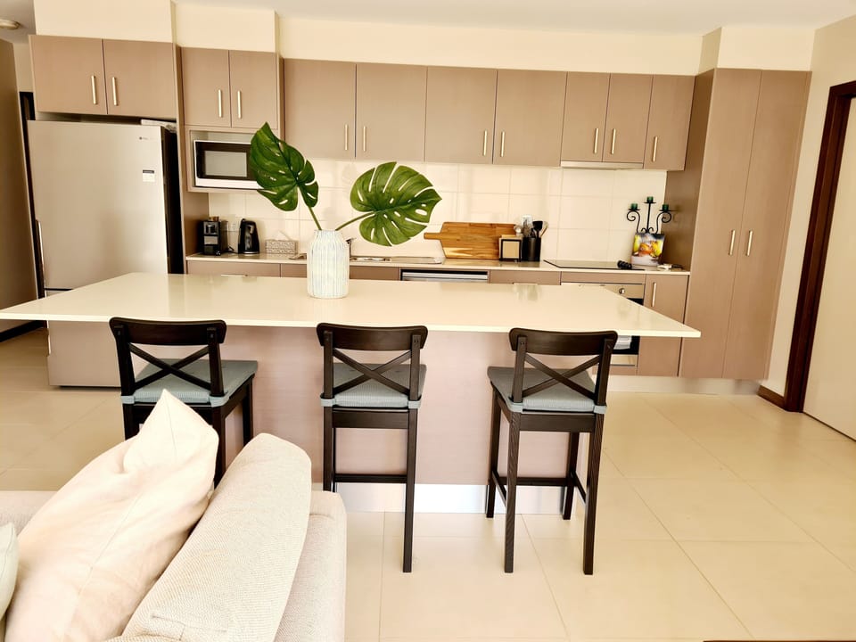 Seating for 5 at the kitchen bench