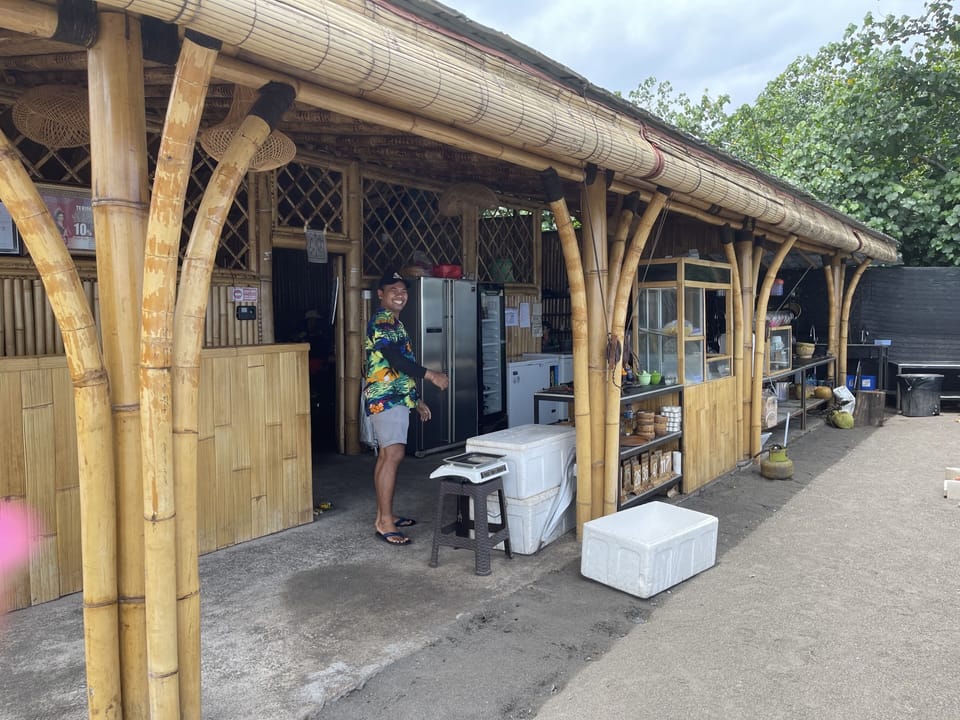 Restaurant Nalika on walking distance at the beach. Great food and drinks. 