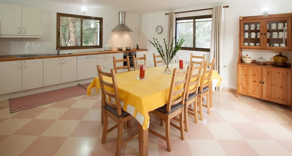 Kitchen area. Küche mit Essbereich