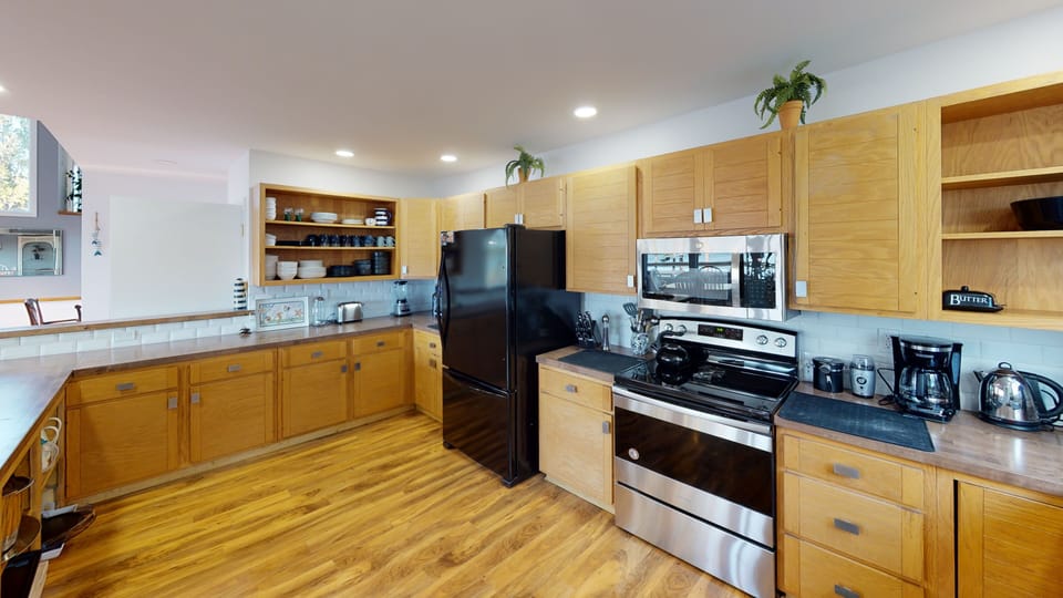 Sparkling, newly remodeled kitchen: all new appliances