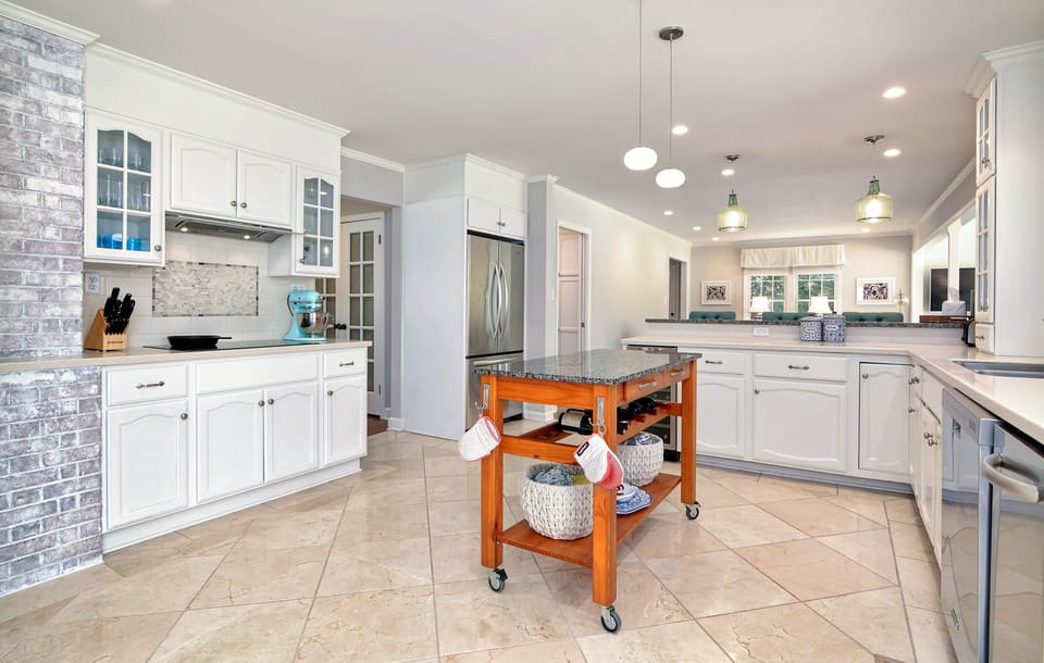 Renovated/Eat-In KItchen
