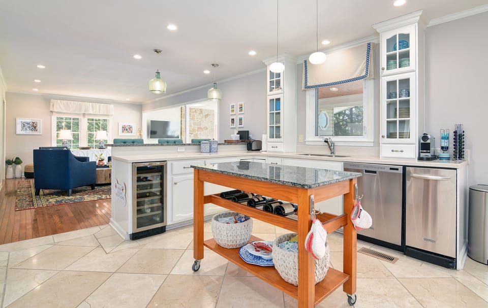 Renovated/Eat-In KItchen