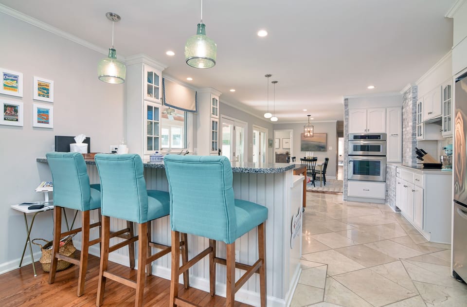 Renovated/Eat-In KItchen