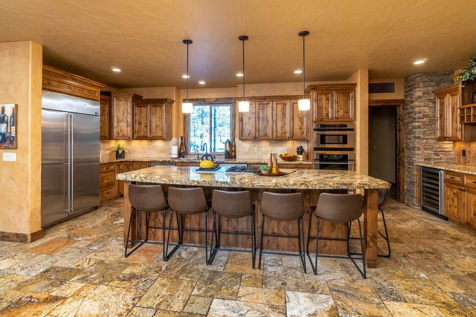 Open kitchen with 6 seats at the bar