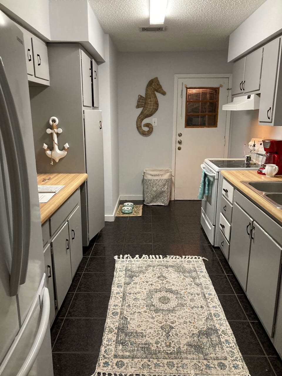 Nice galley kitchen with all the essentials 