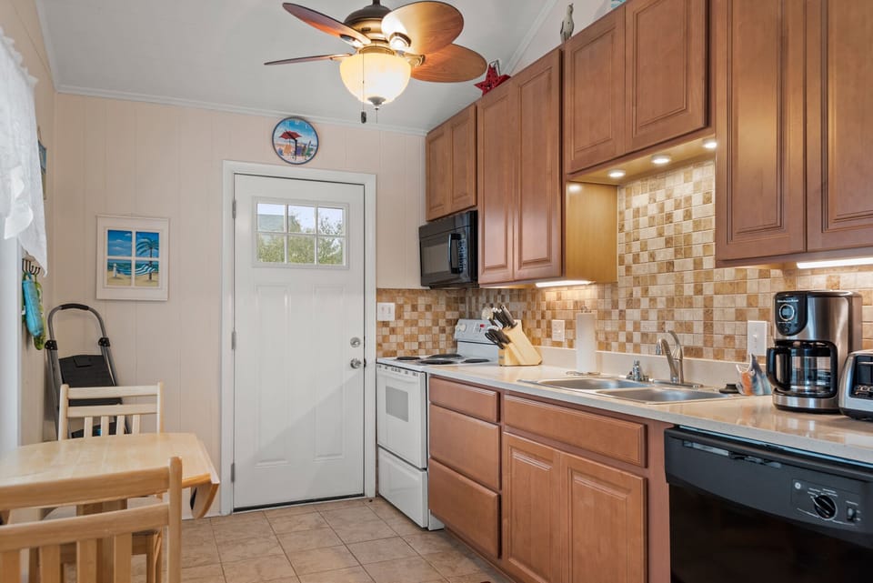 OSJ15: Sun Hut l Mid Level Kitchen