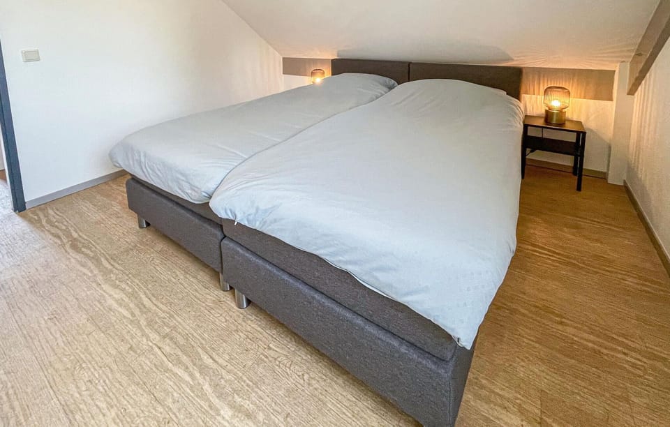 Bedroom, Bed