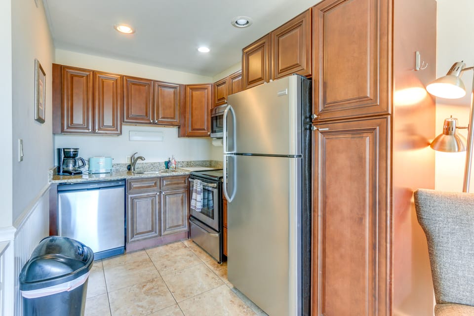 Kitchen | Dishware/Flatware | Pots/Pans | Toaster | Coffee Maker