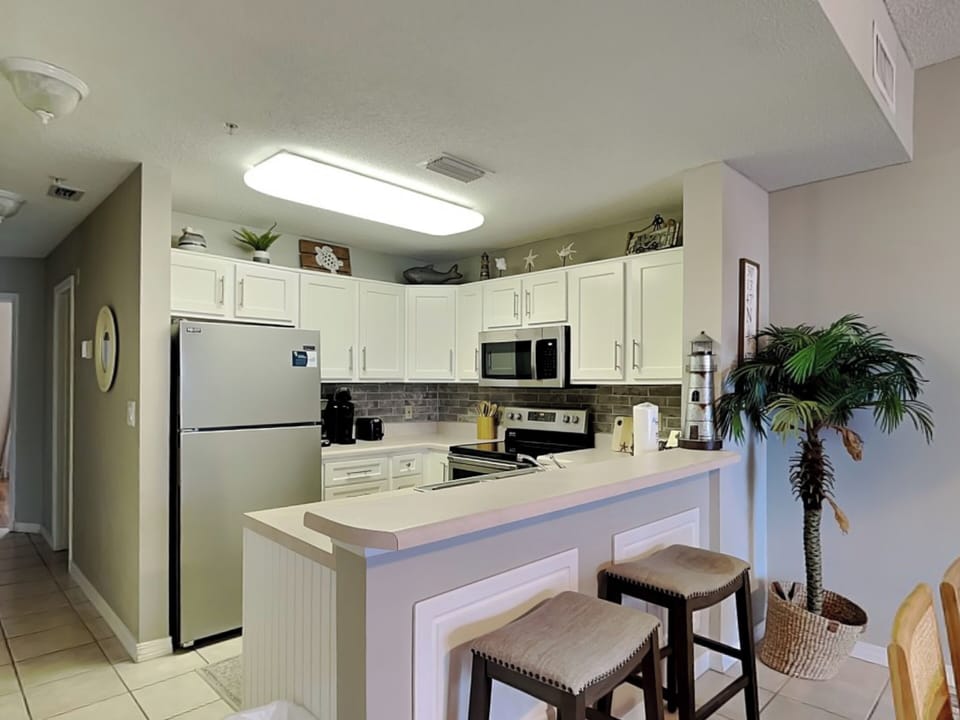 Fully Equipped Kitchen with Bar Seating for Two
