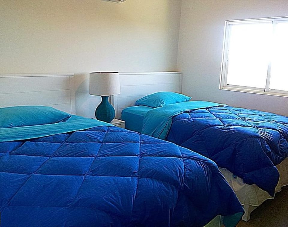 Bedroom w/2 twin beds and ocean views