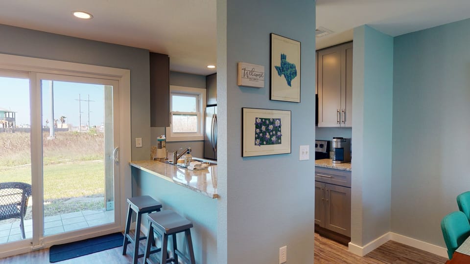 Breakfast Bar with Seating for 2