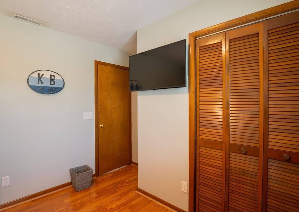 Guest Bedroom has TV