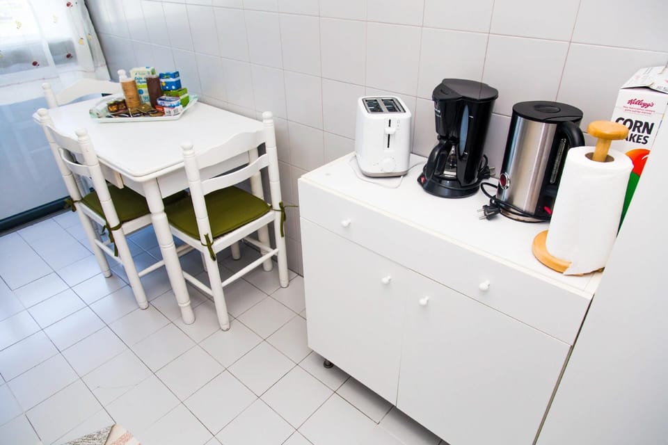 Toaster, coffee machine, eletric kettler.