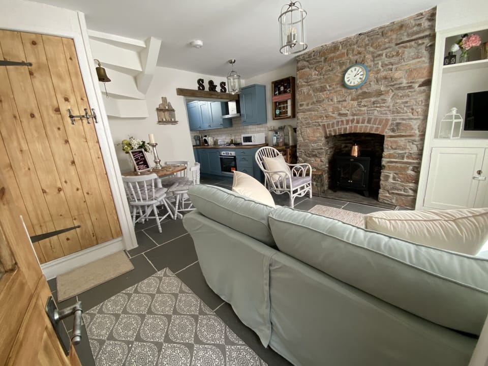 First glimpse upon entering - sociable open plan layout.