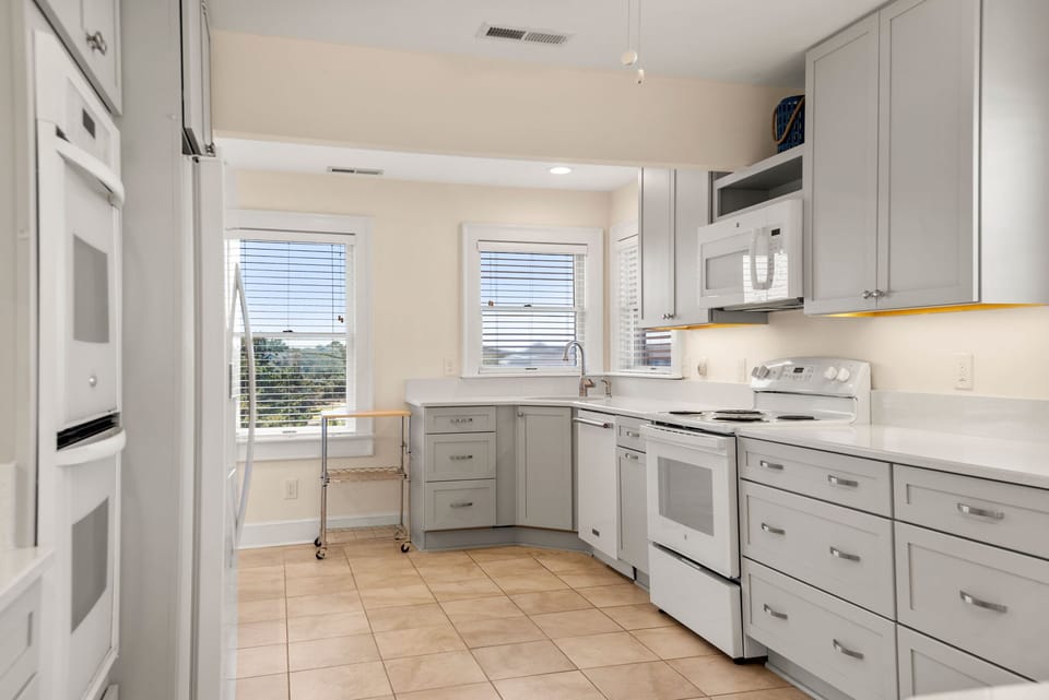 DU912: Chez la Mer | Top Level Kitchen