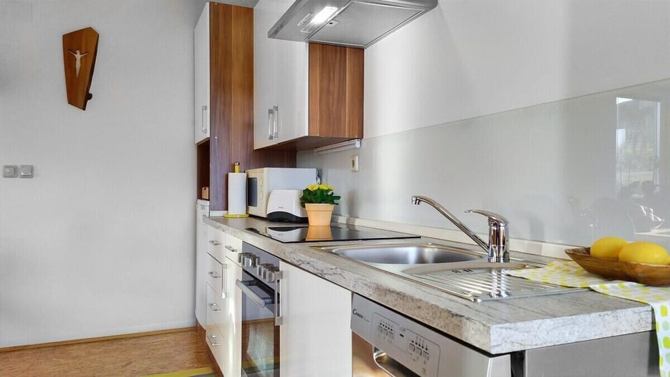 Duplex Gallery fully equipped kitchen. It includes a glass-ceramic electric hob, electric oven, microwave, water kettle, toaster, Moka cafeteria, coffee, teas, various dishes, dishwasher, fridge, freezer and more... Water is drinkable.