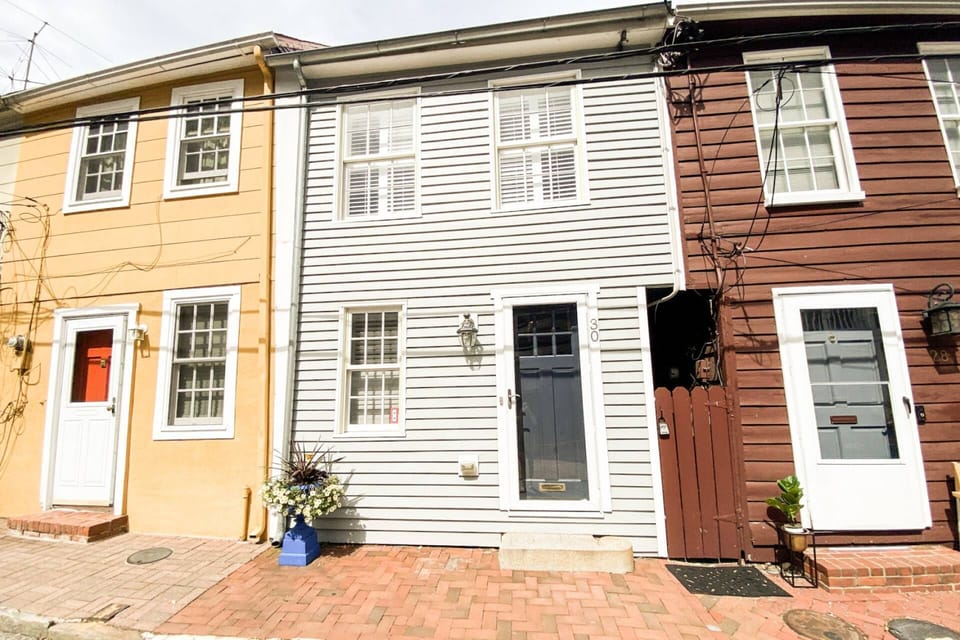 The charming row house is on Historic Fleet Street, less than a block to restaurants, shops and the waterfront.