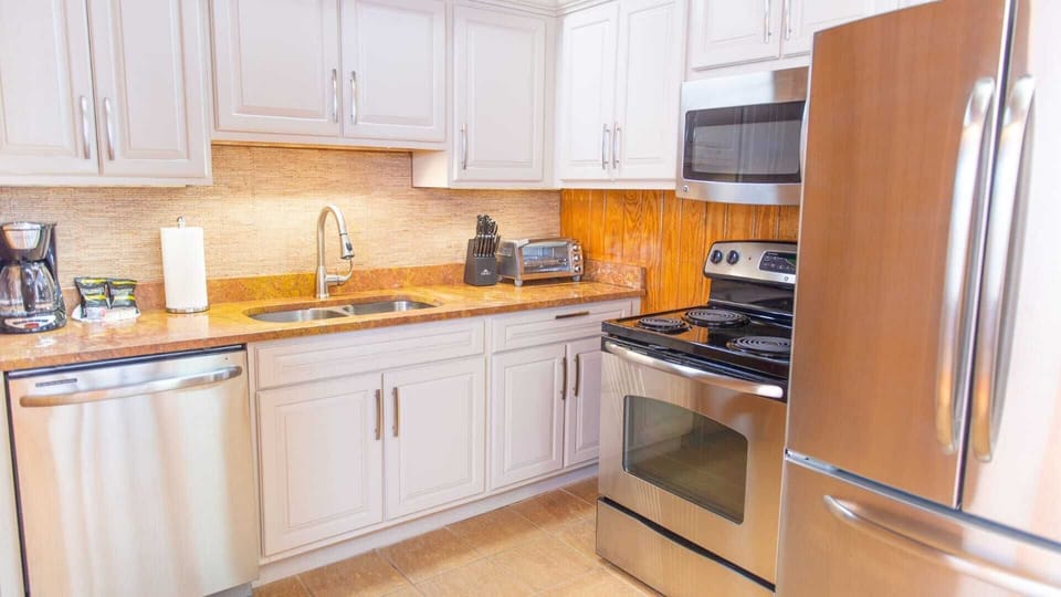 Kitchen ready for a meal!