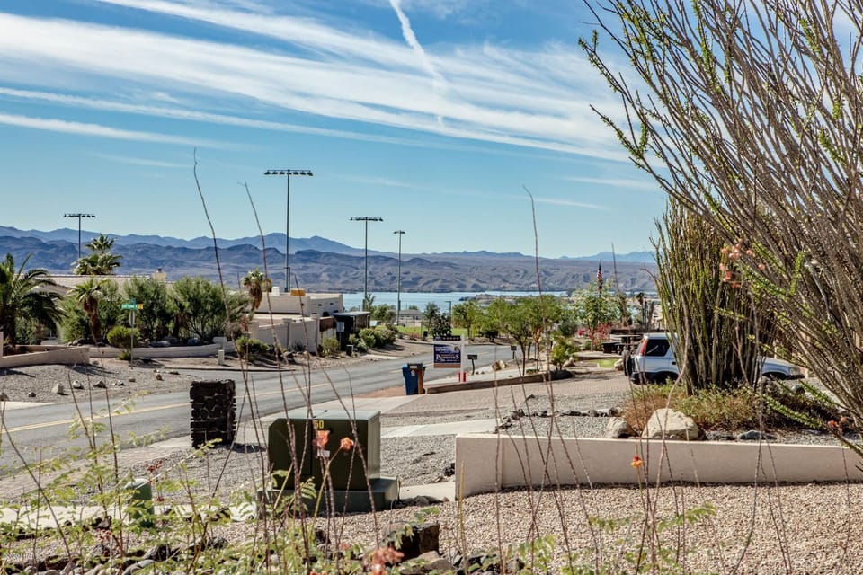 Short walk to the park, 3 min from downtown and 5 min to the lake.