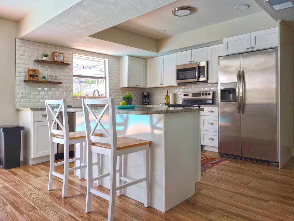 New Renovated Kitchen w/ Granite Counters, Stainless Appliances, Pans & Dishes