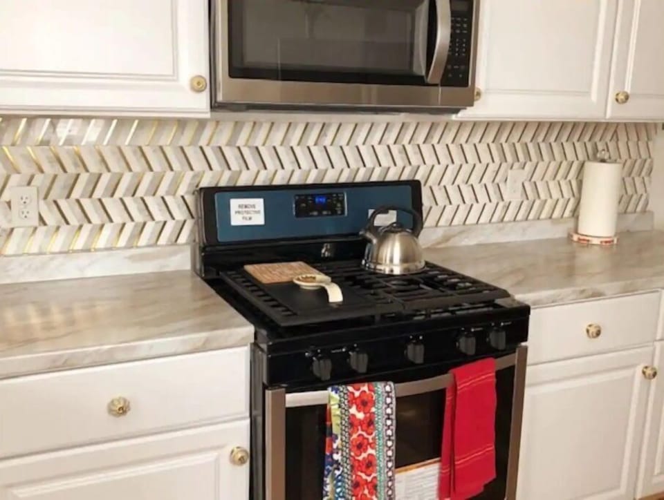 More views of this beautiful kitchen and multi-use stove!