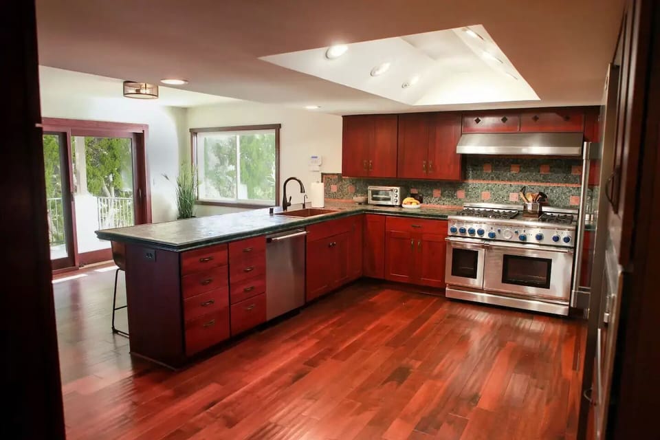 Kitchen : island/breakfast bar, seats 4 people