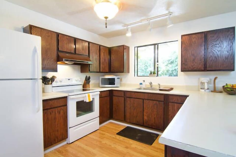 Full kitchen with dishwasher.