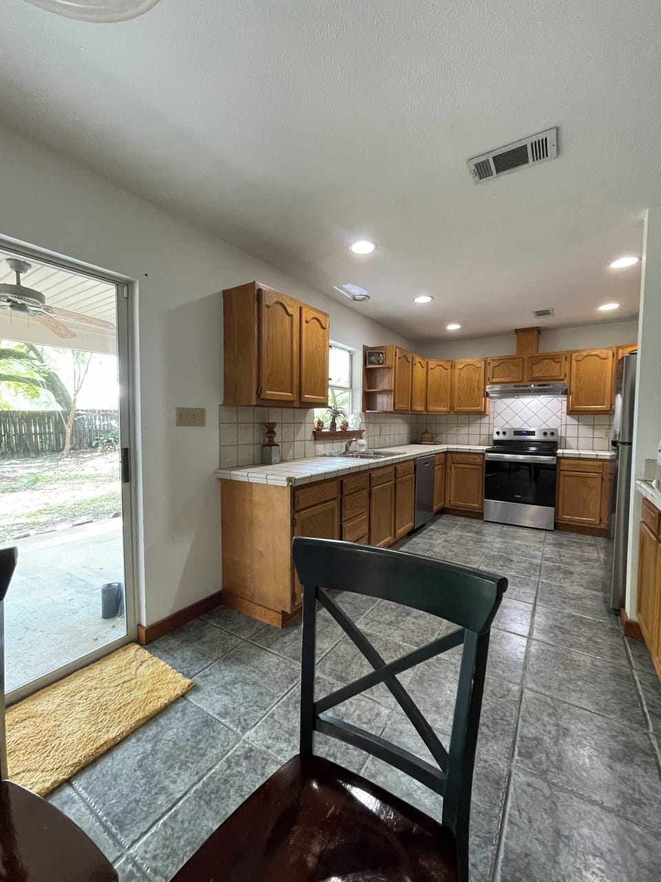 Kitchen w/lots cabinet space