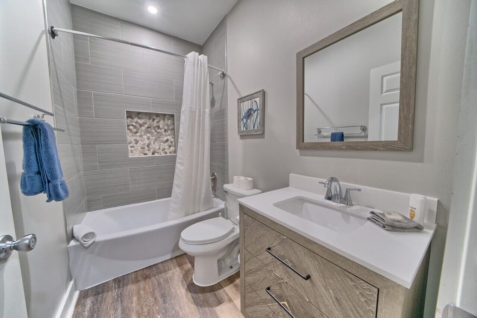Clean full bathroom with shower-tub, vanity, and toilet. Ideal for families, easy to use and maintain during your stay.