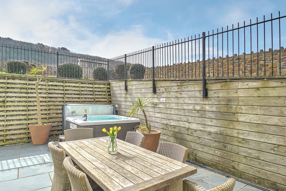 Outside dining and hot tub