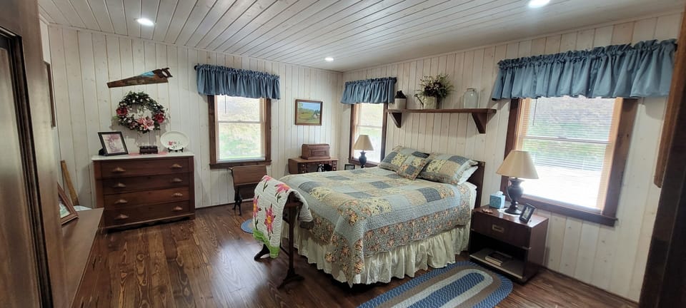 1 queen - Primary bedroom with queen bed