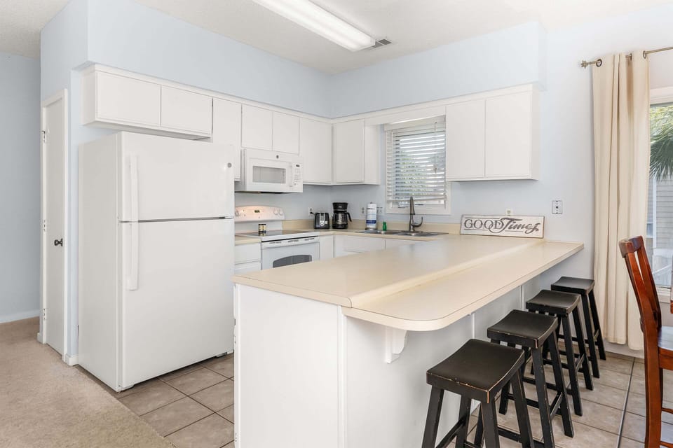 Fully equipped kitchen with breakfast bar
