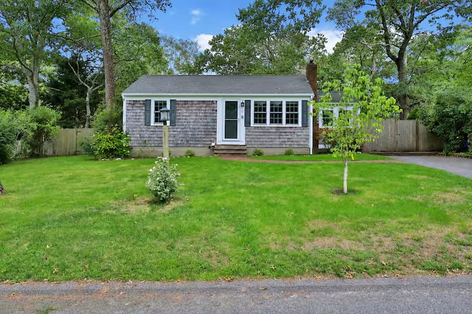 Charming cottage with spacious lawn and peaceful, tree-lined setting