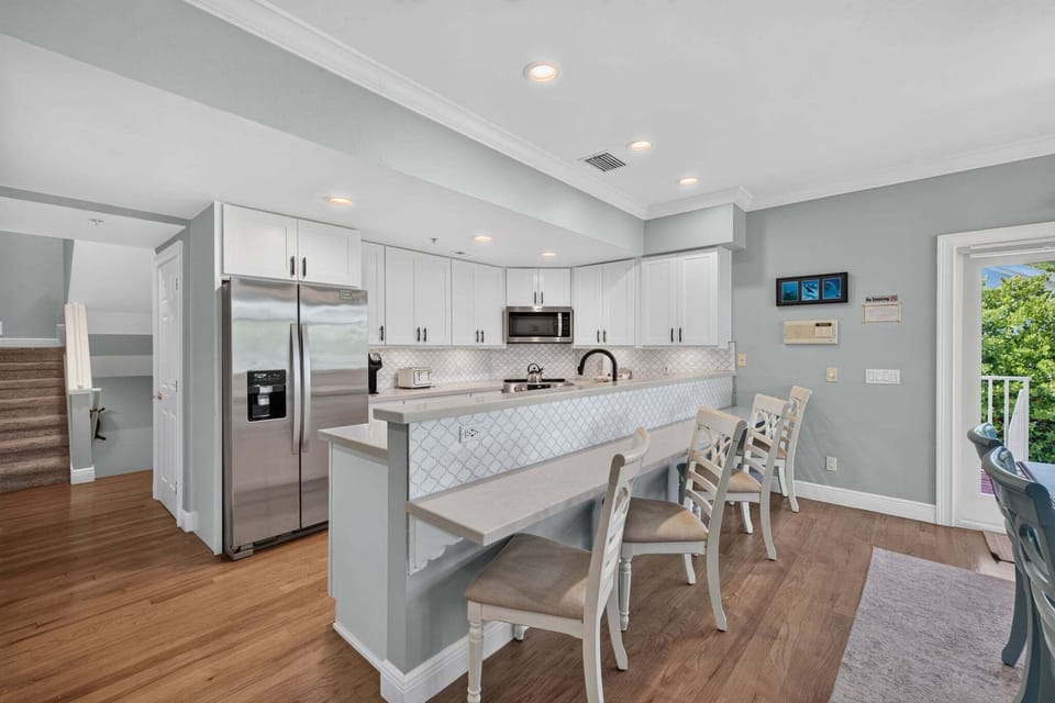 Kitchen with breakfast bar
