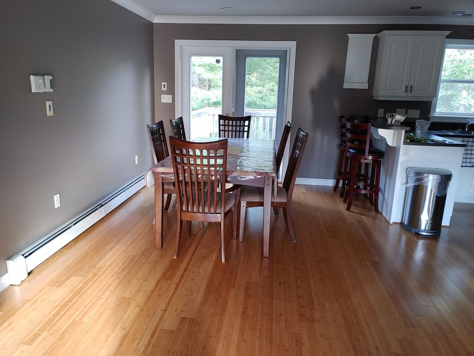 Dining Area Can host up to 8 