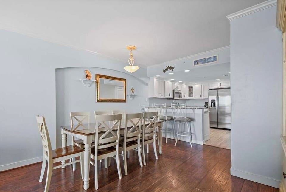 Dining Area w/Seating for 8