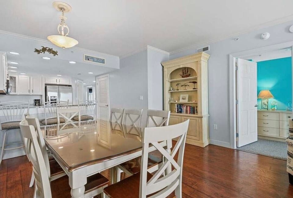 Dining Area w/Seating for 8