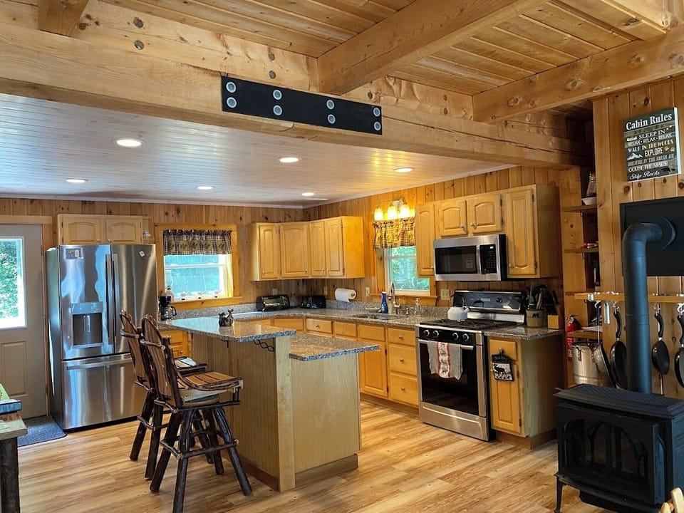 Well equipped kitchen with microwave, dishwasher, large refrigerator, etc
