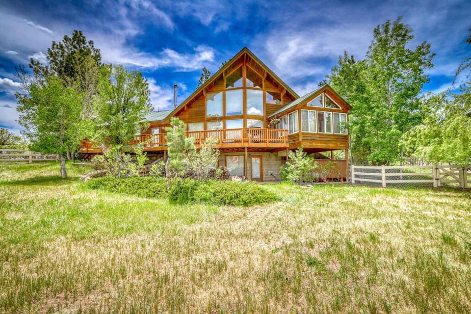 Welcome to Monte Vista Retreat! A stunning 4 bedroom 3 bath luxury family home that sleeps 10- Plus, wonderful views and a fabulous hot tub to enjoy!