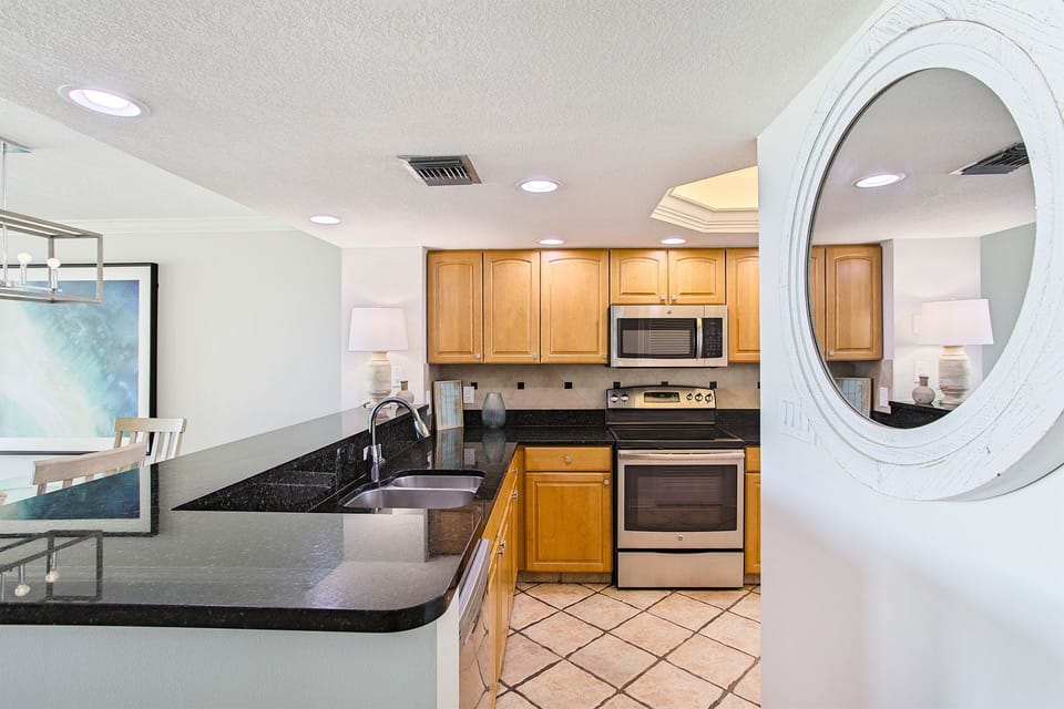 22-Edgewater-1203-Kitchen-Alt